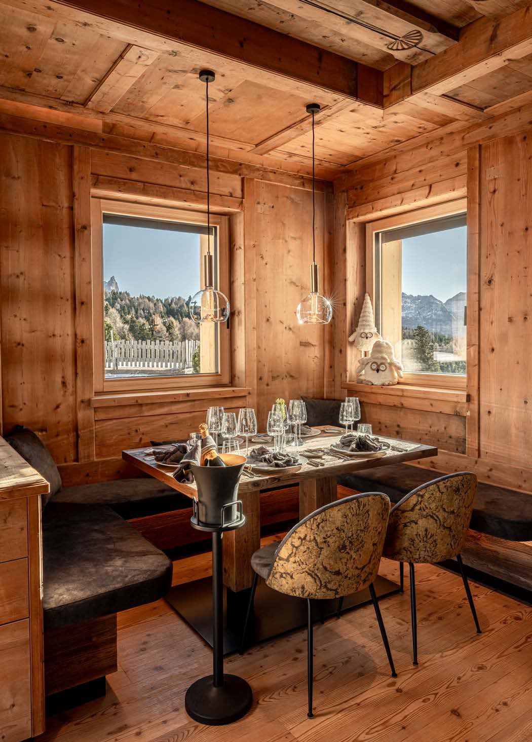 Angolo pranzo rivestito in legno con tavolo apparecchiato