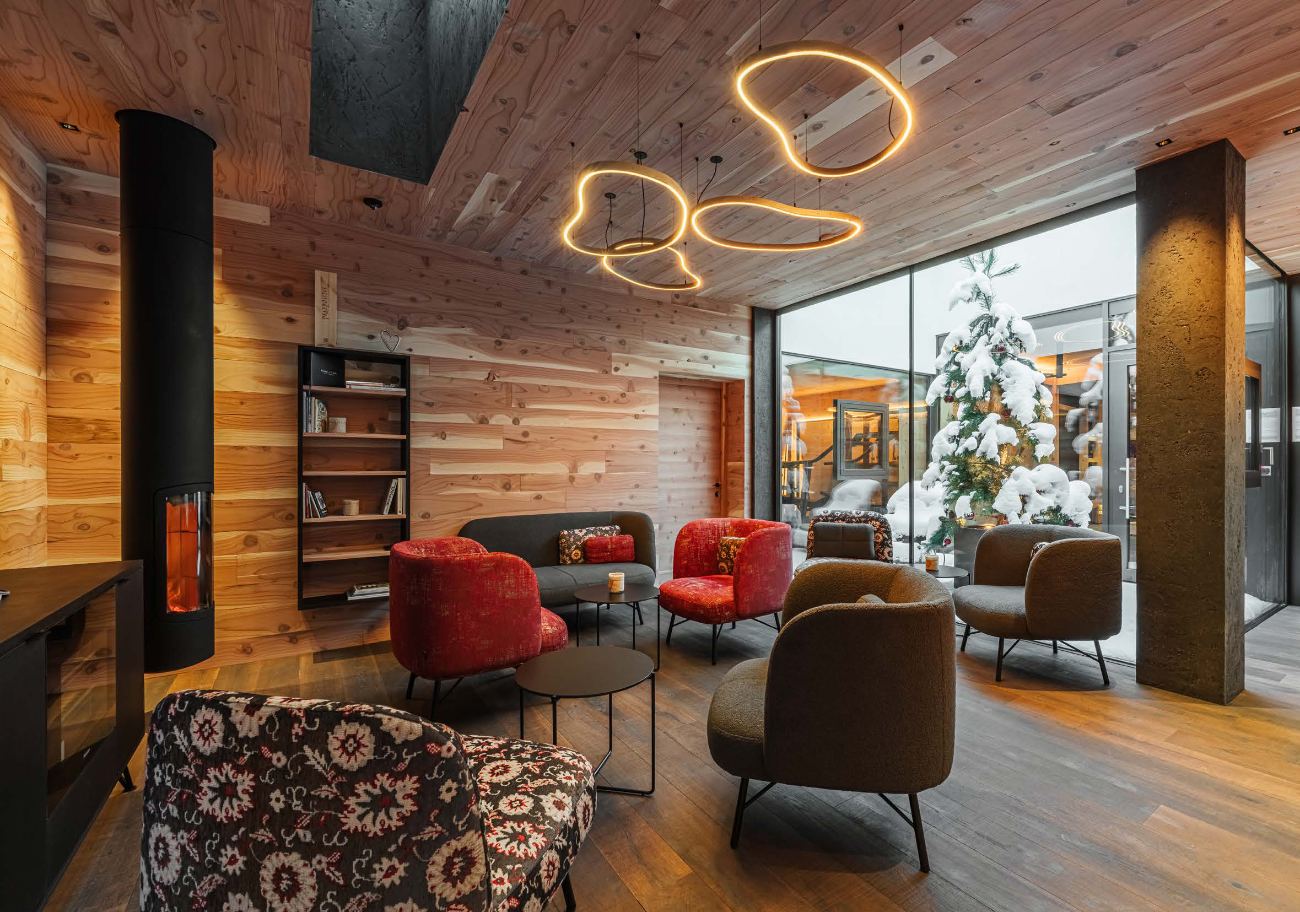 Salotto di un hotel con poltrone e libreria in legno