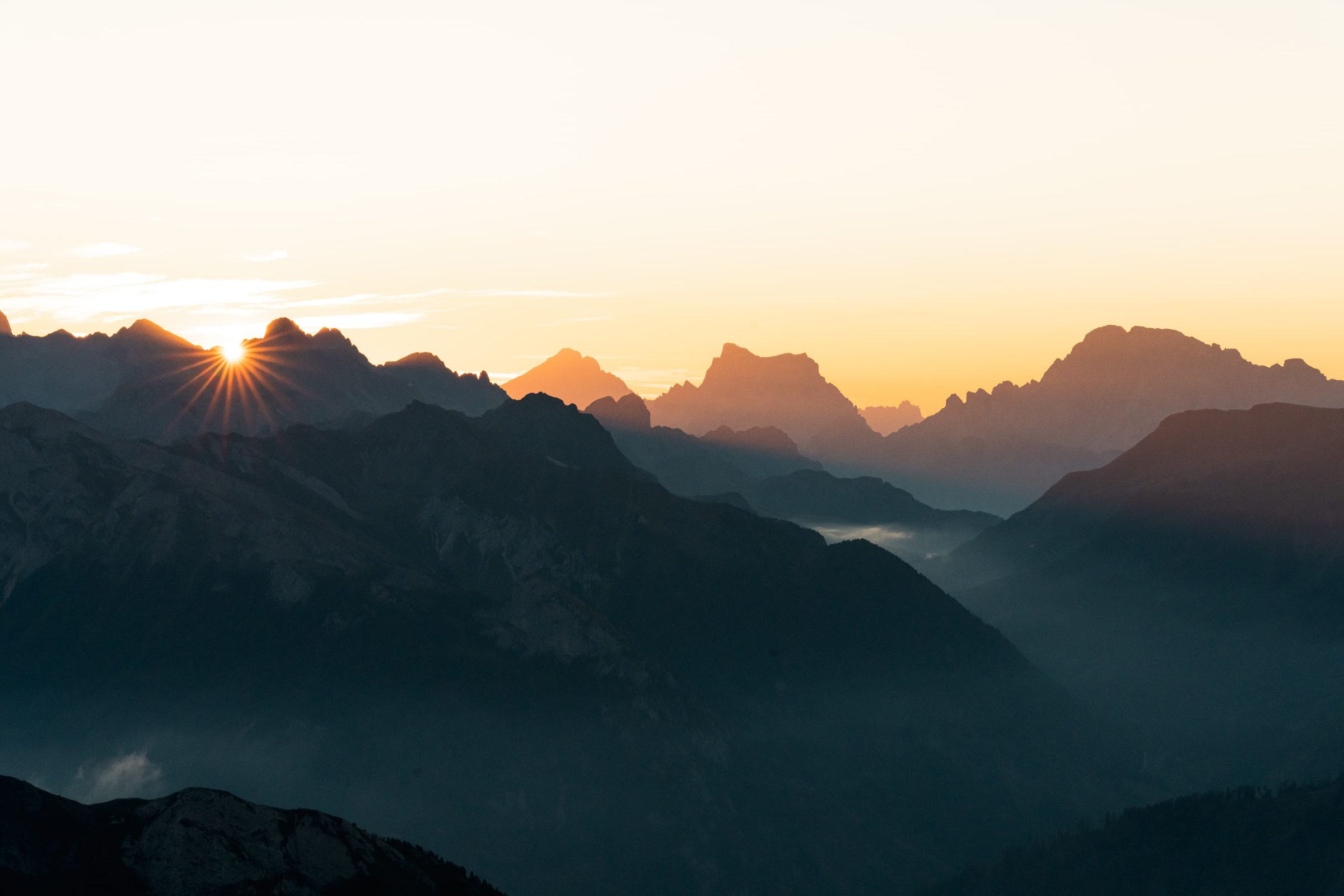 Prima luce sulle creste dolomitiche disposte a strati