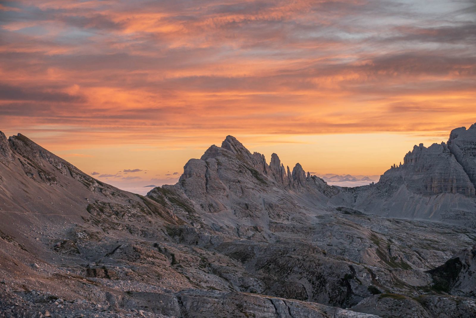 Nuvole accese dal tramonto sopra le guglie dolomitiche