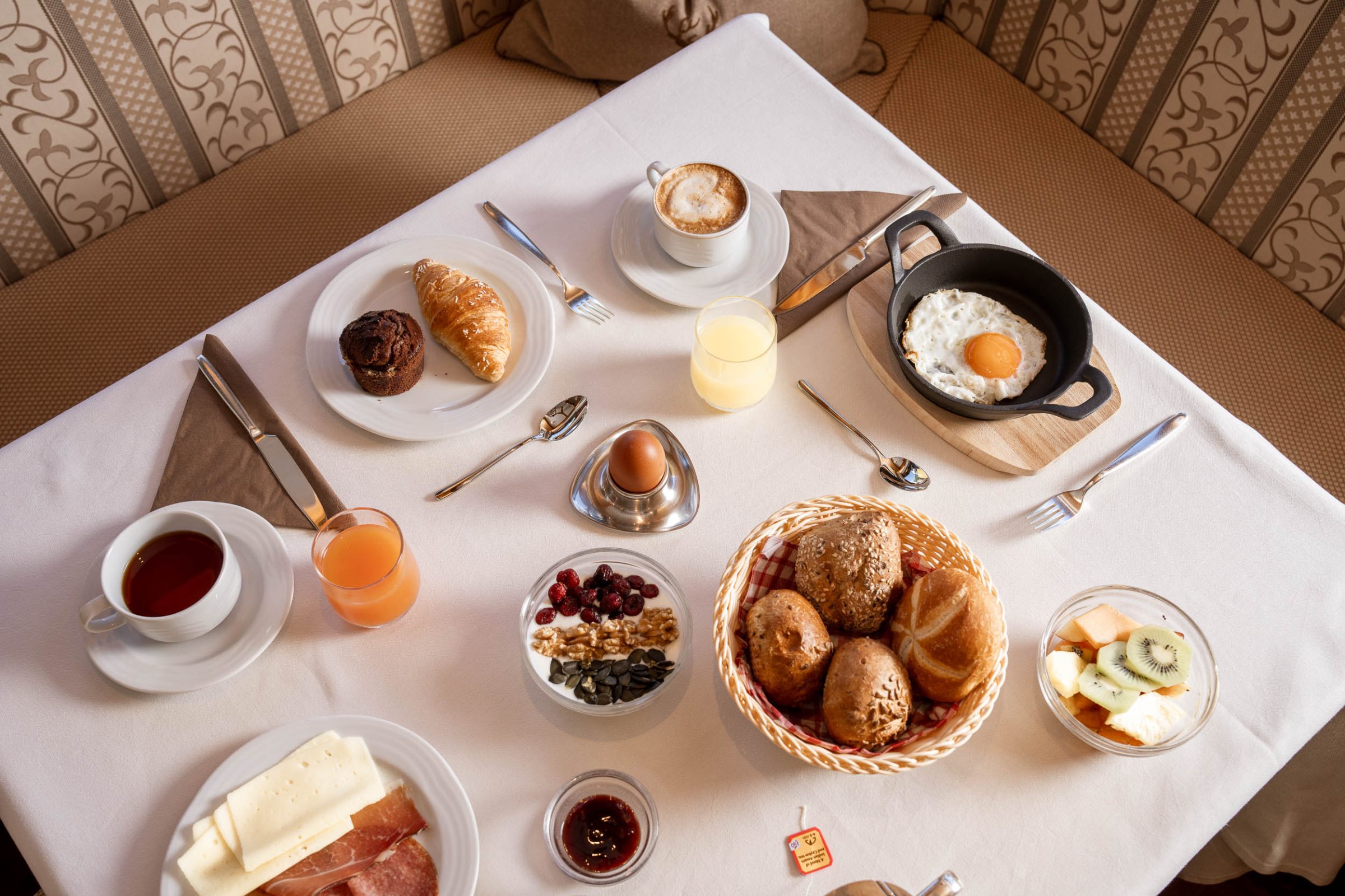 Tavola della colazione fotografata dall'alto con dolci e frutta