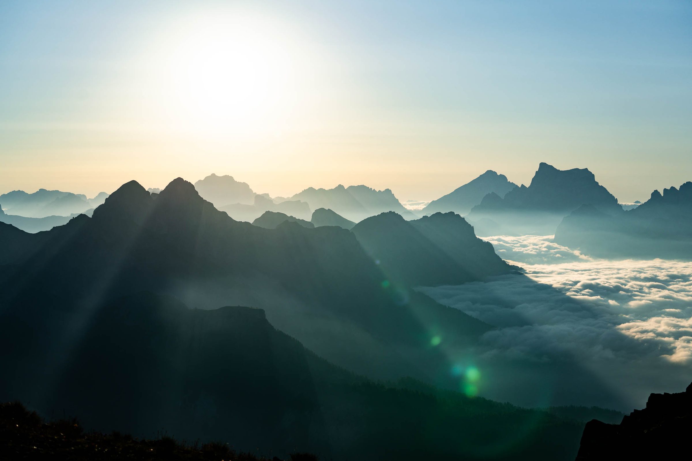 Creste dolomitiche in controluce sopra un mare di nebbia