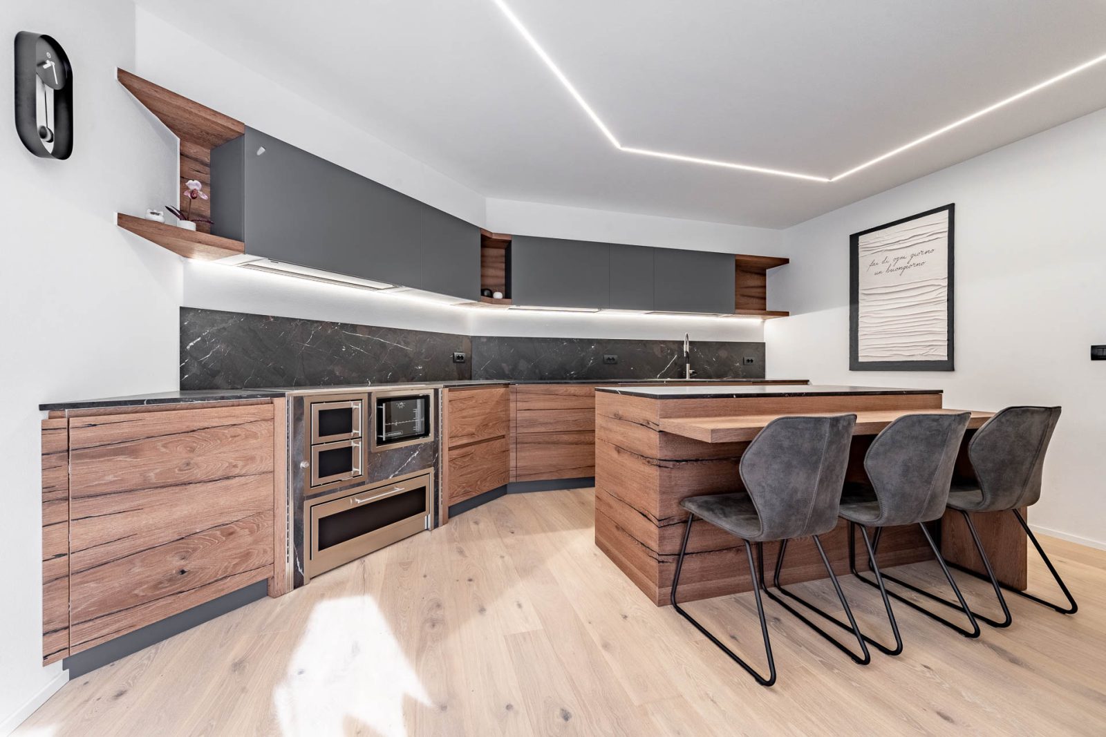 Cucina moderna con isola centrale e finiture in legno chiaro