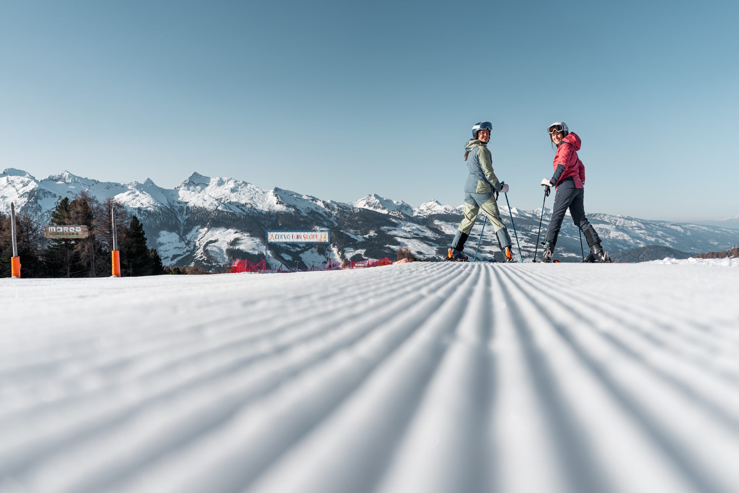 Escursionisti invernali su una pista con le cime sullo sfondo