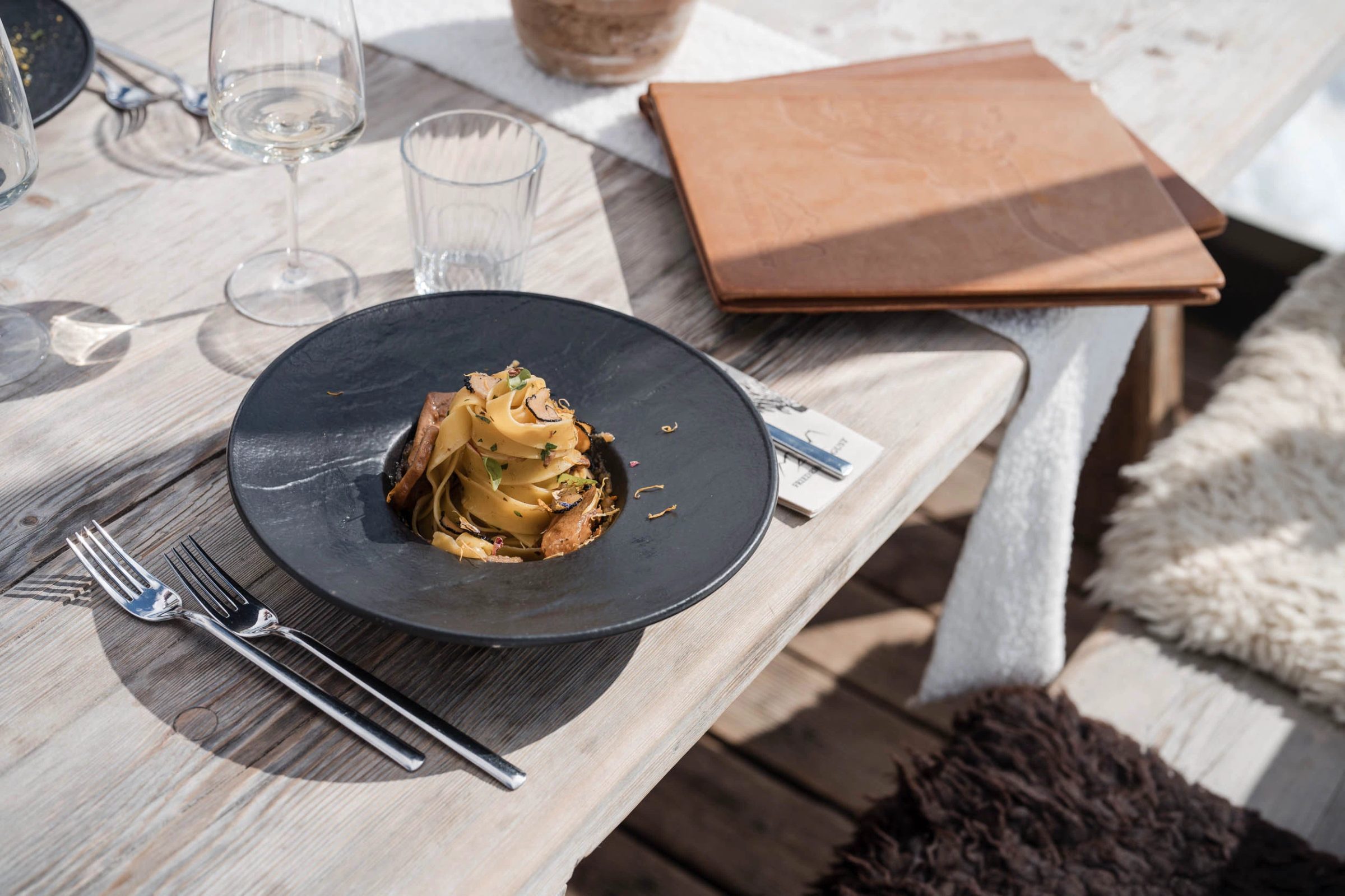 Primo piano di un piatto gourmet su una tavola apparecchiata