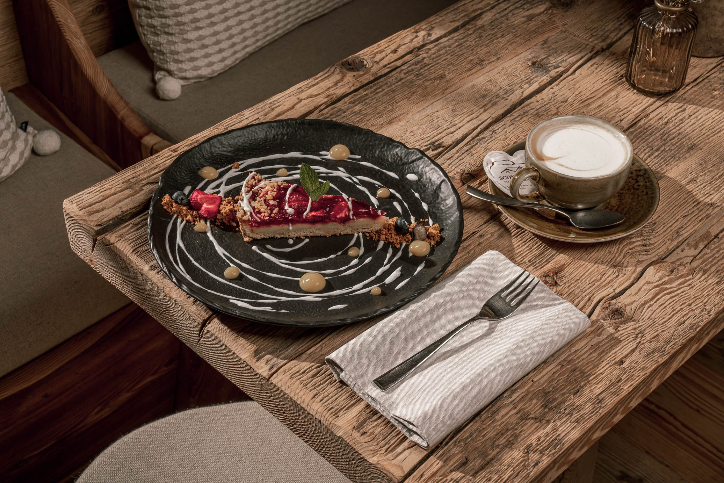 Piatto gourmet impiattato su un tavolo di legno apparecchiato