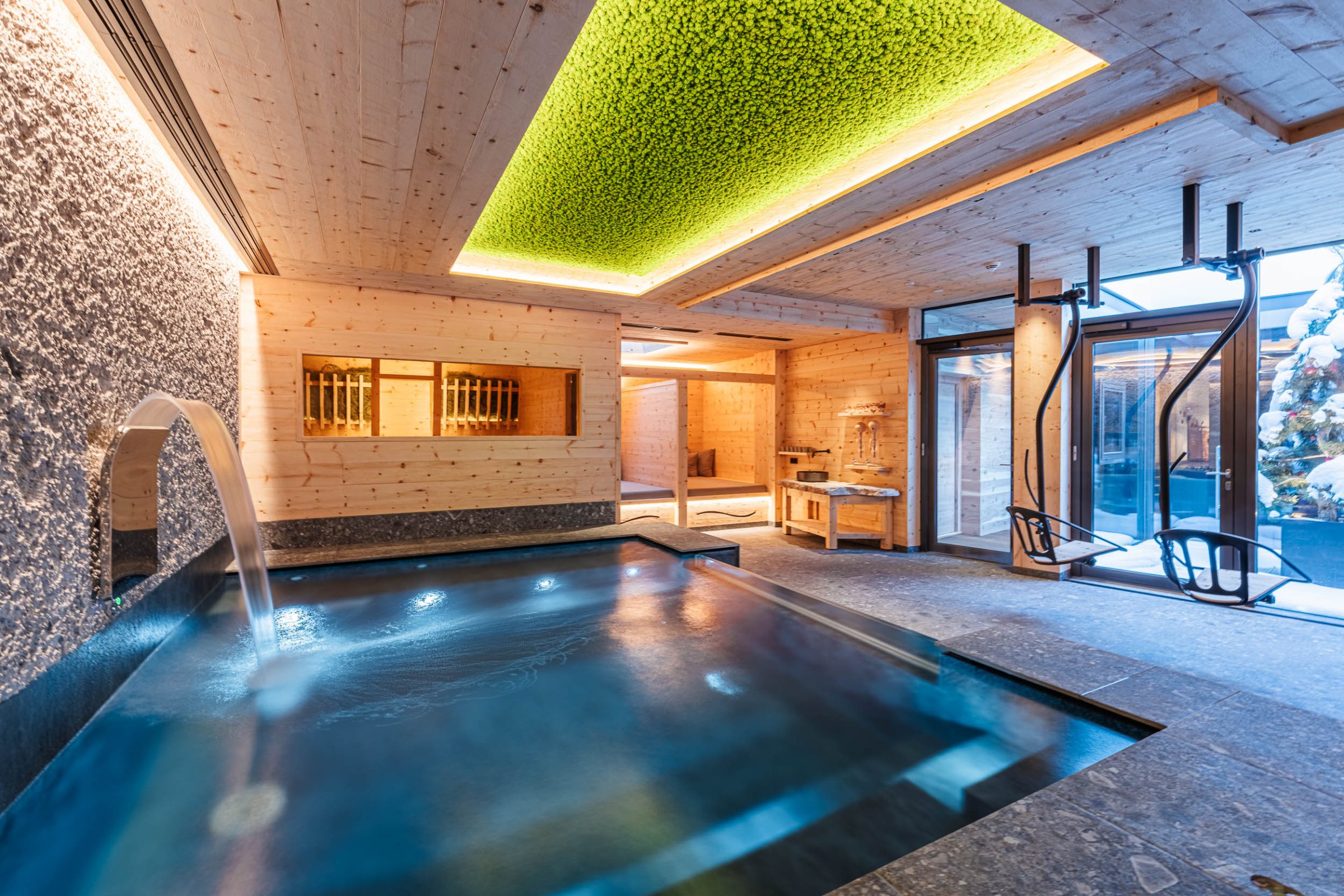 Piscina coperta di un centro benessere con illuminazione verde