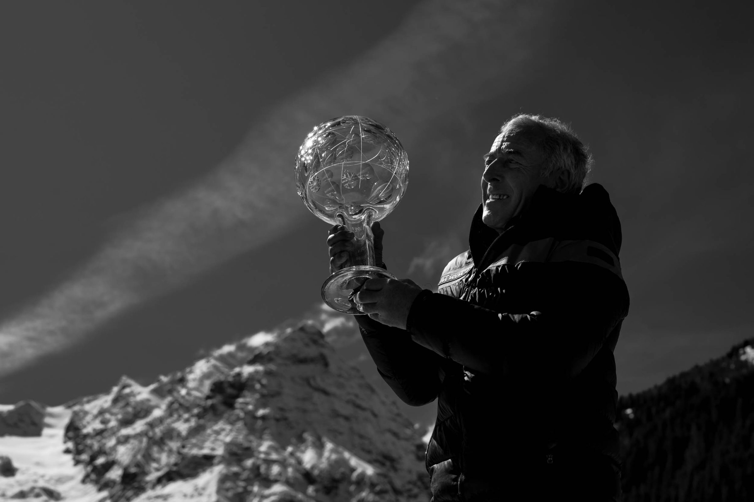 Ritratto controluce in bianco e nero con una sfera di vetro