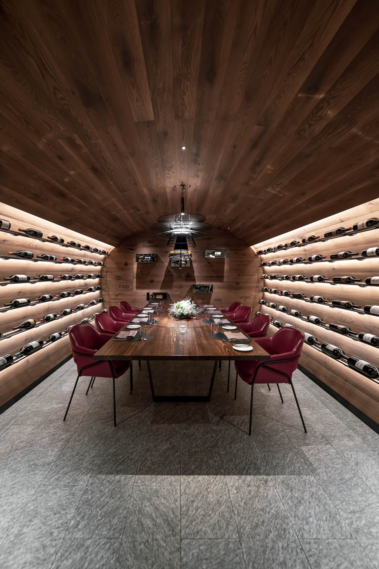 Sala privata per degustazioni con pareti rivestite di bottiglie