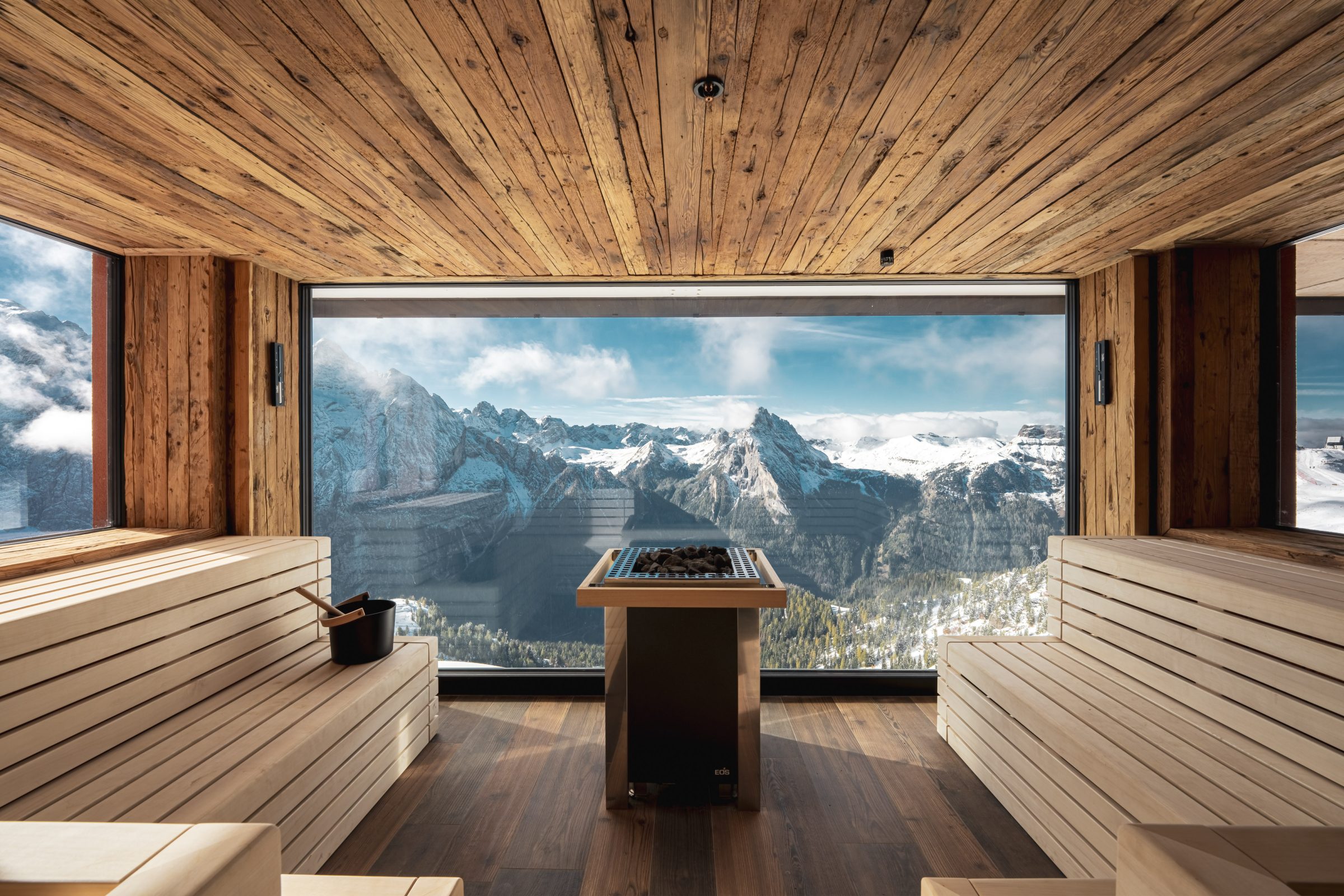 Interno di sauna panoramica con vista sulle montagne innevate