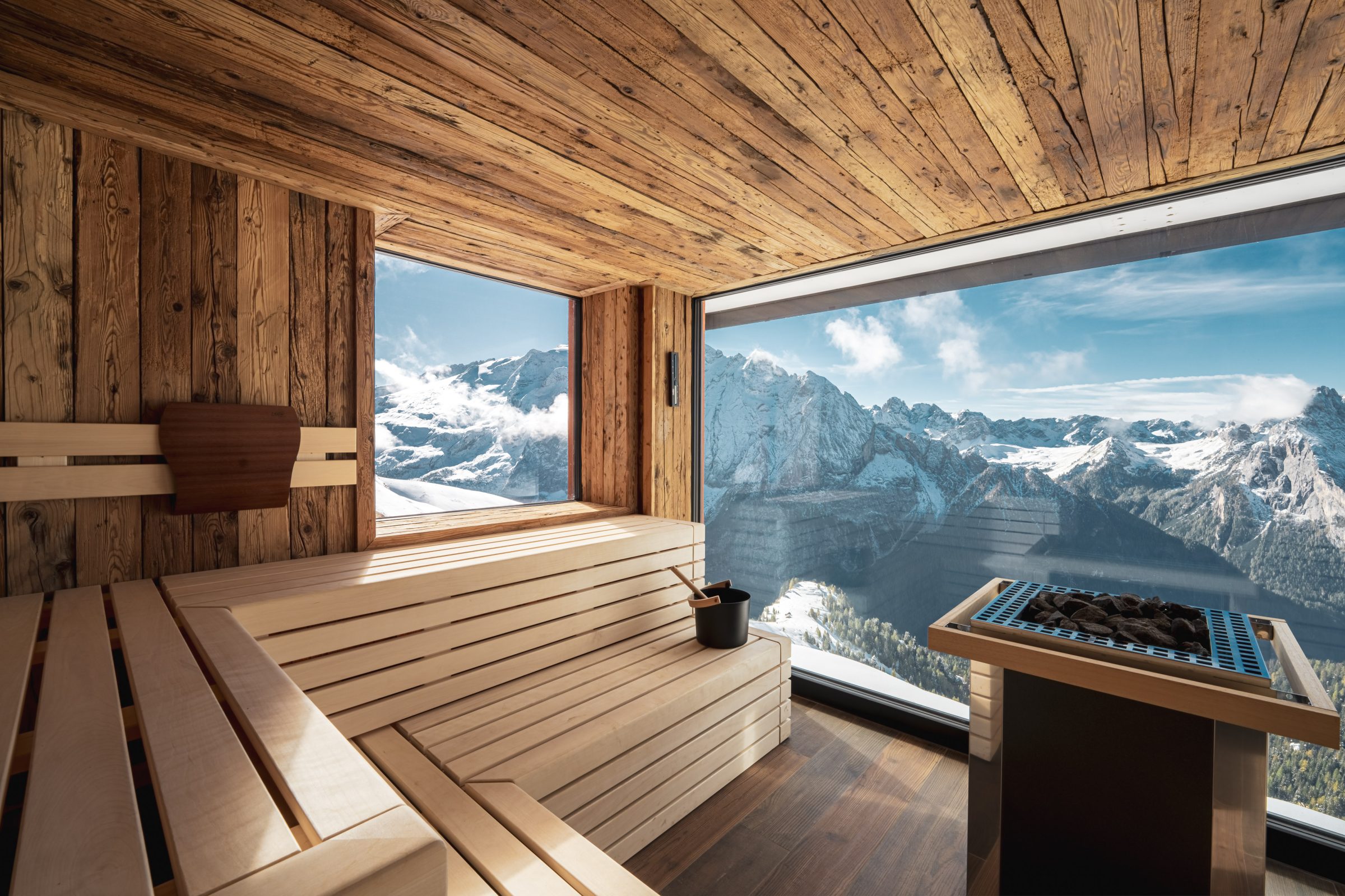 Sauna in legno con grande vetrata affacciata sulle cime dolomitiche