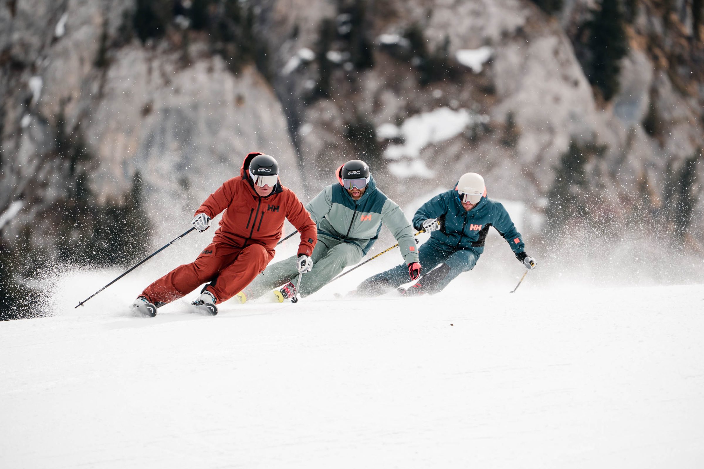 Due sciatori affrontano una curva sulla neve fresca in Dolomiti